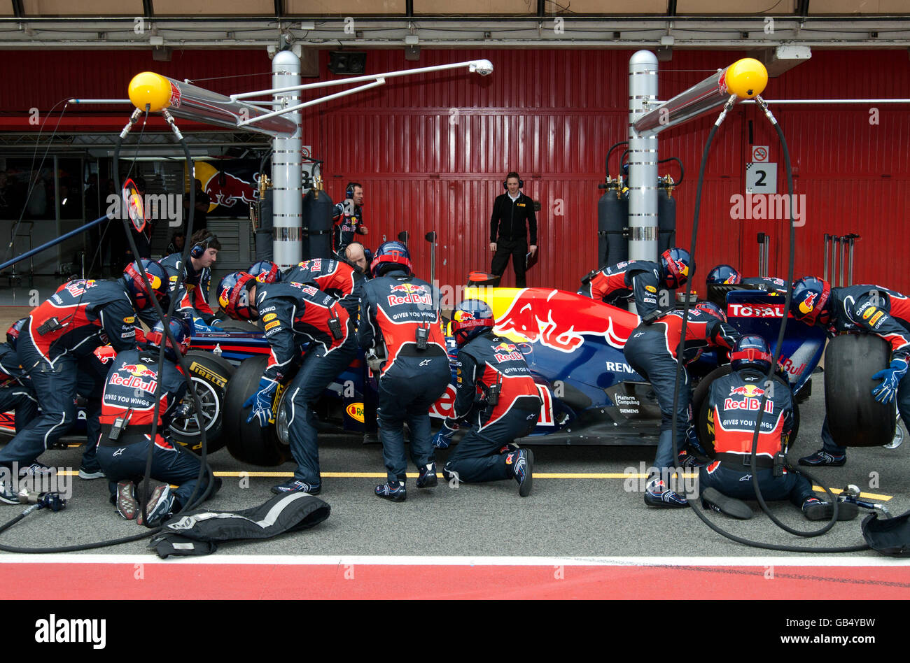 Pit stop pour l'allemand Sebastian Vettel, pilote Red Bull Racing-Renault avec sa RB7, voiture de sport automobile, la formule 1 à l'essai Banque D'Images