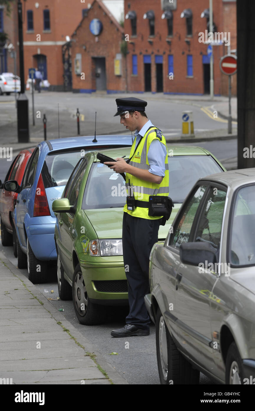 Un garde-trafic au travail à Cheltenham. Crédit photo devrait se lire: Ben Birchall Banque D'Images