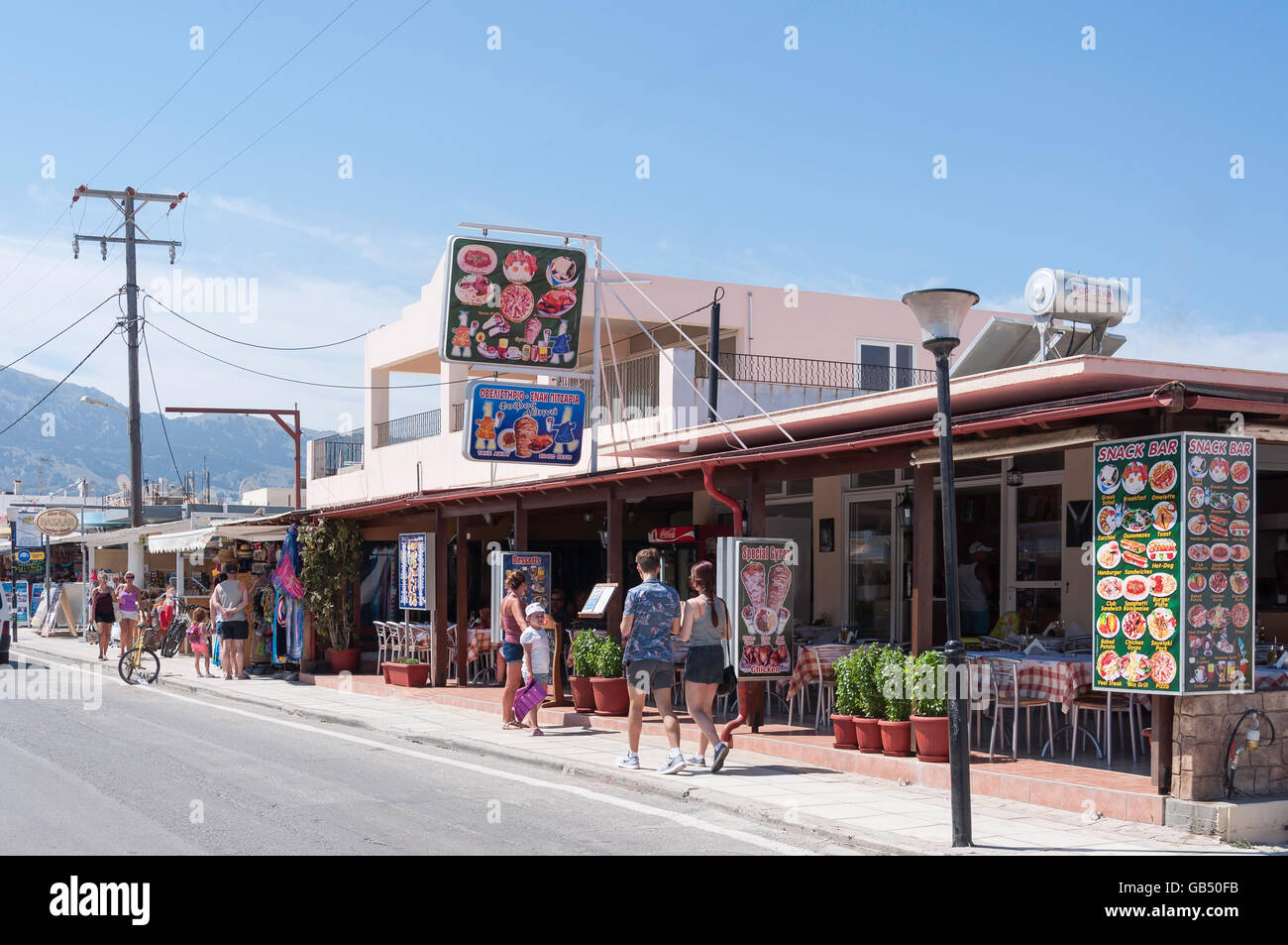 Commerces et restaurants, la rue principale de Tigkaki, Tigaki, Kos (Cos), du Dodécanèse, Grèce, région sud de la Mer Egée Banque D'Images