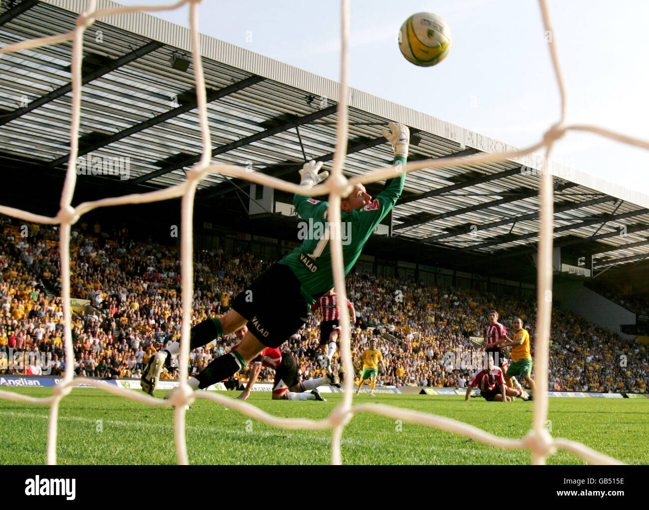 Paddy Kenny, de Sheffield United, plonge dans la veine, tandis que Lee Croft, de Norwich City, se classe lors du match de championnat Coca-Cola à Carrow Road, Norwich. Banque D'Images