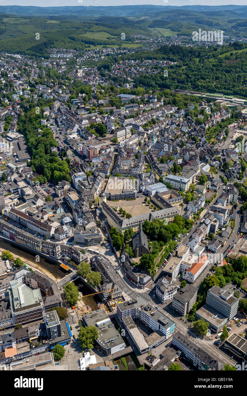 Vue aérienne, Château inférieur avec Dicker Turm, sur Siegberg Marienkirche, Siegberg, Schlossberg, Siegen, Siegen-Wittgenstein distric Banque D'Images