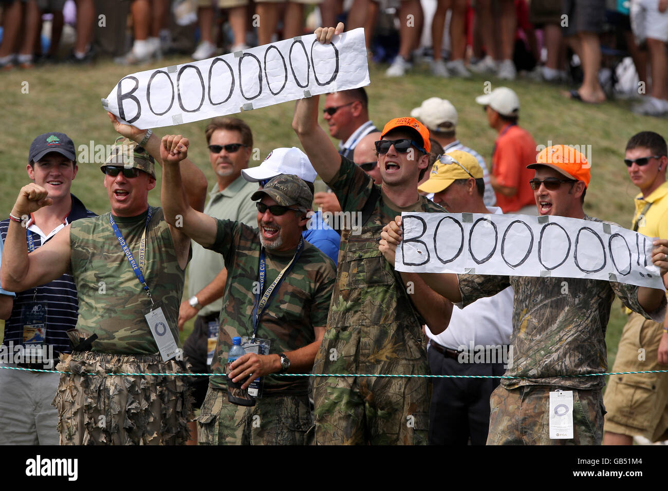 Golf - 37e Ryder Cup - Etats-Unis / Europe - deuxième jour - Valhalla Golf Club.Les fans américains soutenant Boo Weekley montrent leur soutien pendant les Fourballs le deuxième jour au Valhalla Golf Club, Louisville, Etats-Unis. Banque D'Images