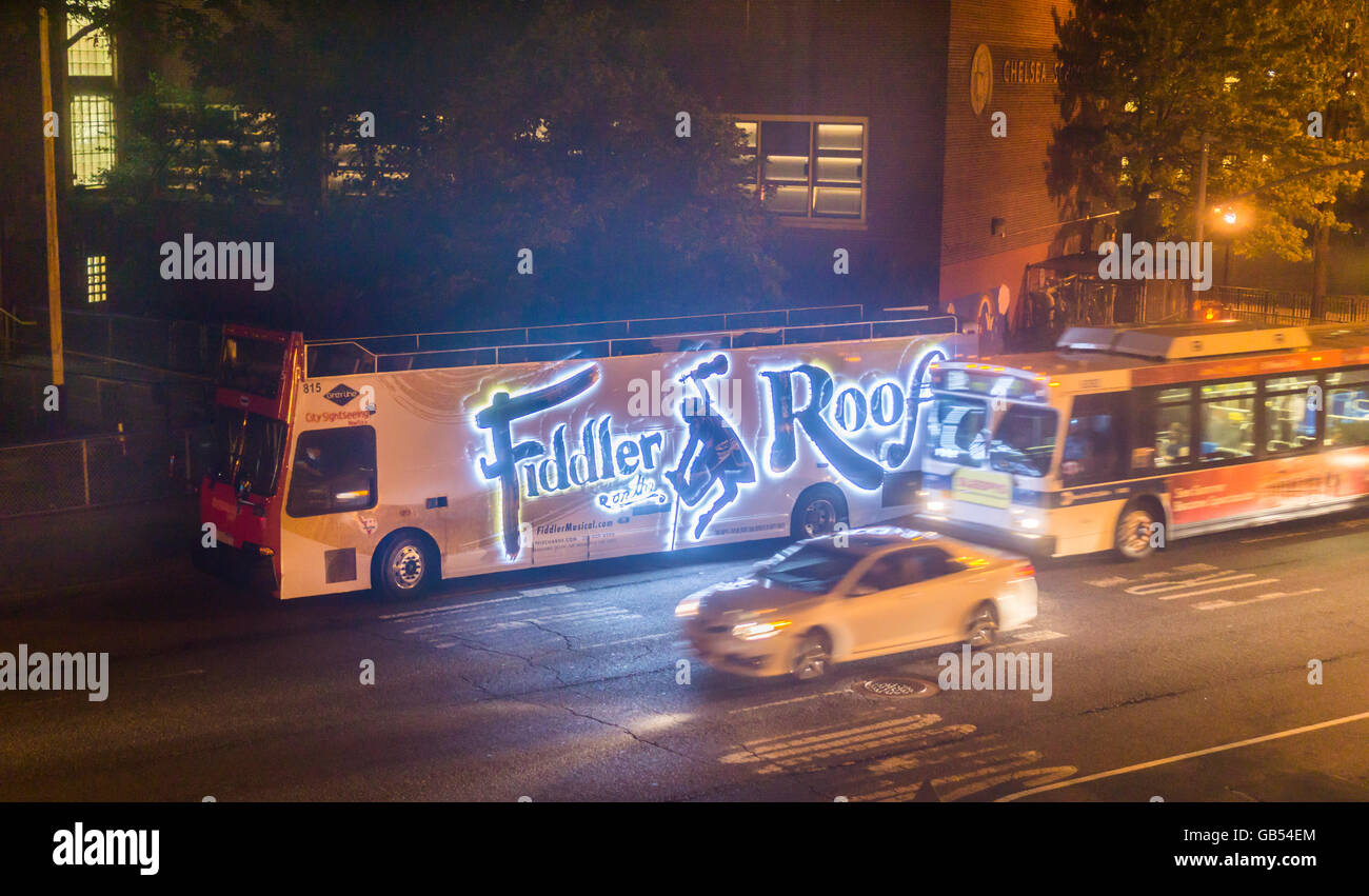 Publicité lumineuse LED lumineux pour le spectacle de Broadway, "Un violon sur le toit' sur le côté d'un tour bus stationné à New York, le jeudi 30 juin, 2016. (© Richard B. Levine) Banque D'Images