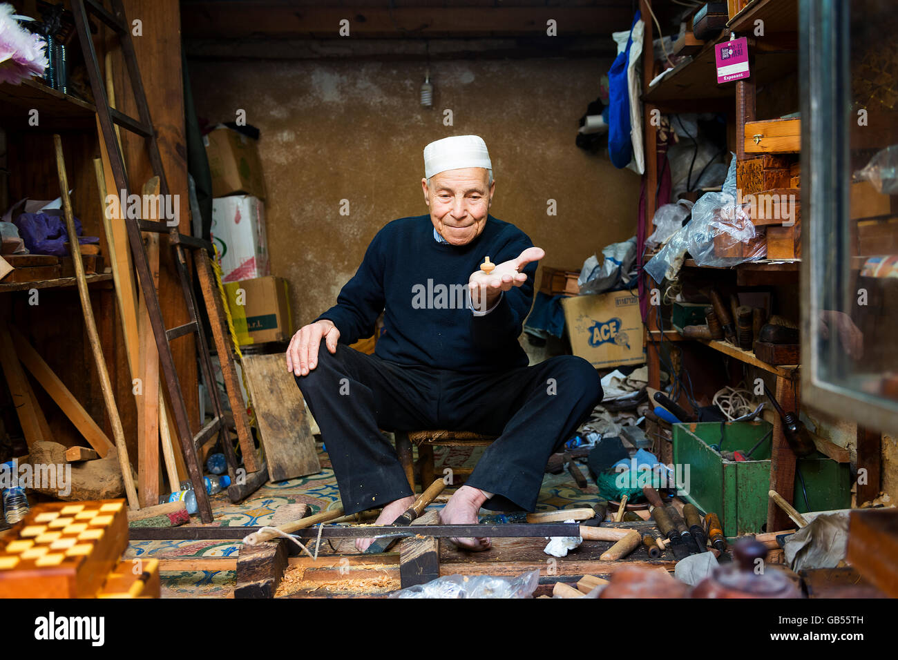 Fes, Maroc - 11 Avril 2016 : Un artisan montrant une toupie dans son magasin à la Médina de Fès. Banque D'Images