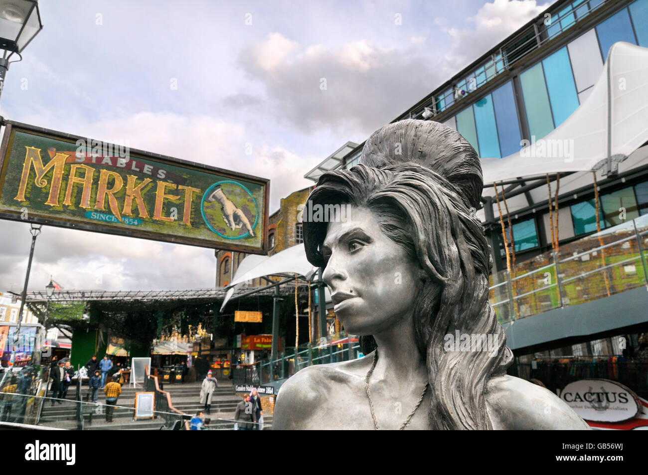 Statue en bronze d'Amy Winehouse (1983 - 2011) dans la région de Camden Stables Market, London, England, UK Banque D'Images