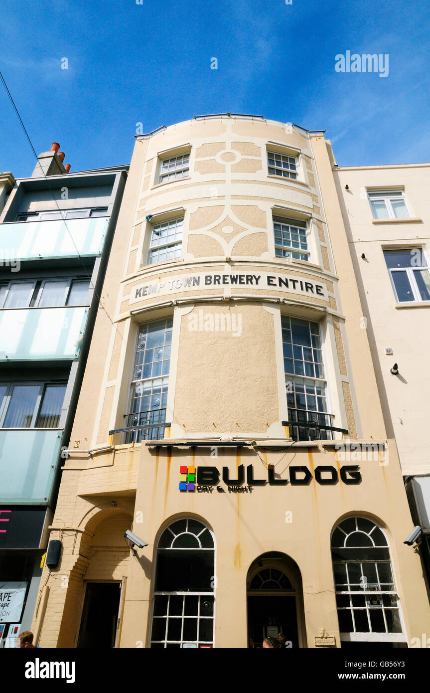 Le Bulldog pub dans le quartier Gay de Brighton, Kemp Town, East Sussex, England, UK Banque D'Images