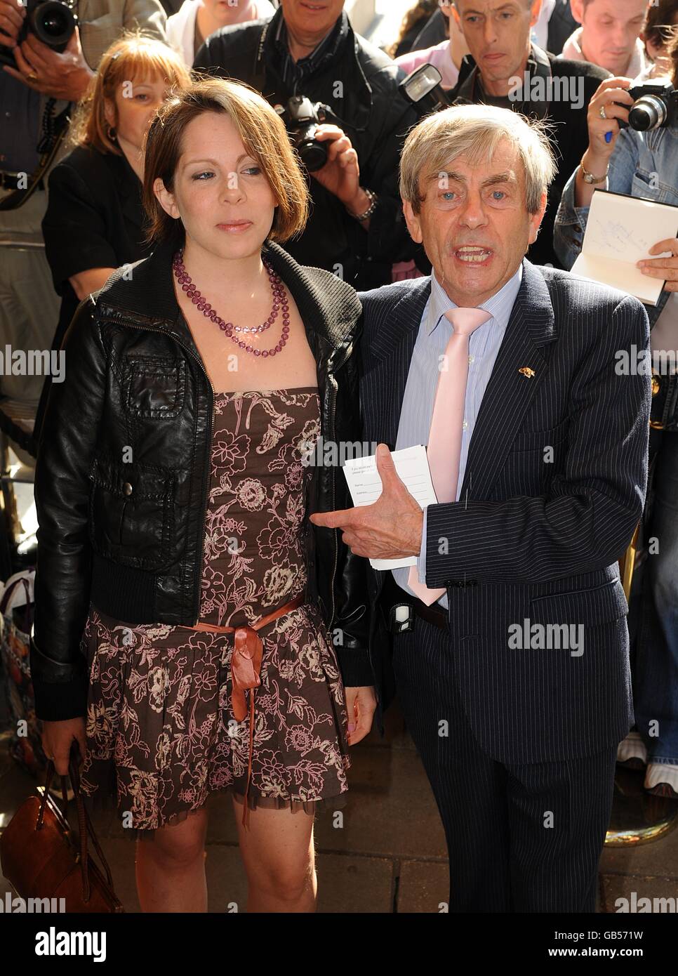 Melvyn Hayes et sa fille Charley arrivent pour le déjeuner d'hommage au 50e anniversaire de Sir Cliff Richard, à l'hôtel Dorchester, W1, Londres Banque D'Images