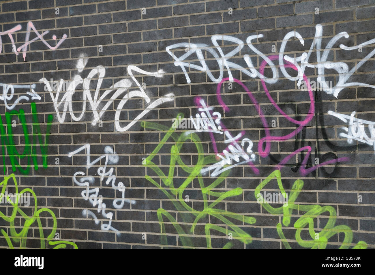 Des tags sur un mur de brique à Londres Banque D'Images