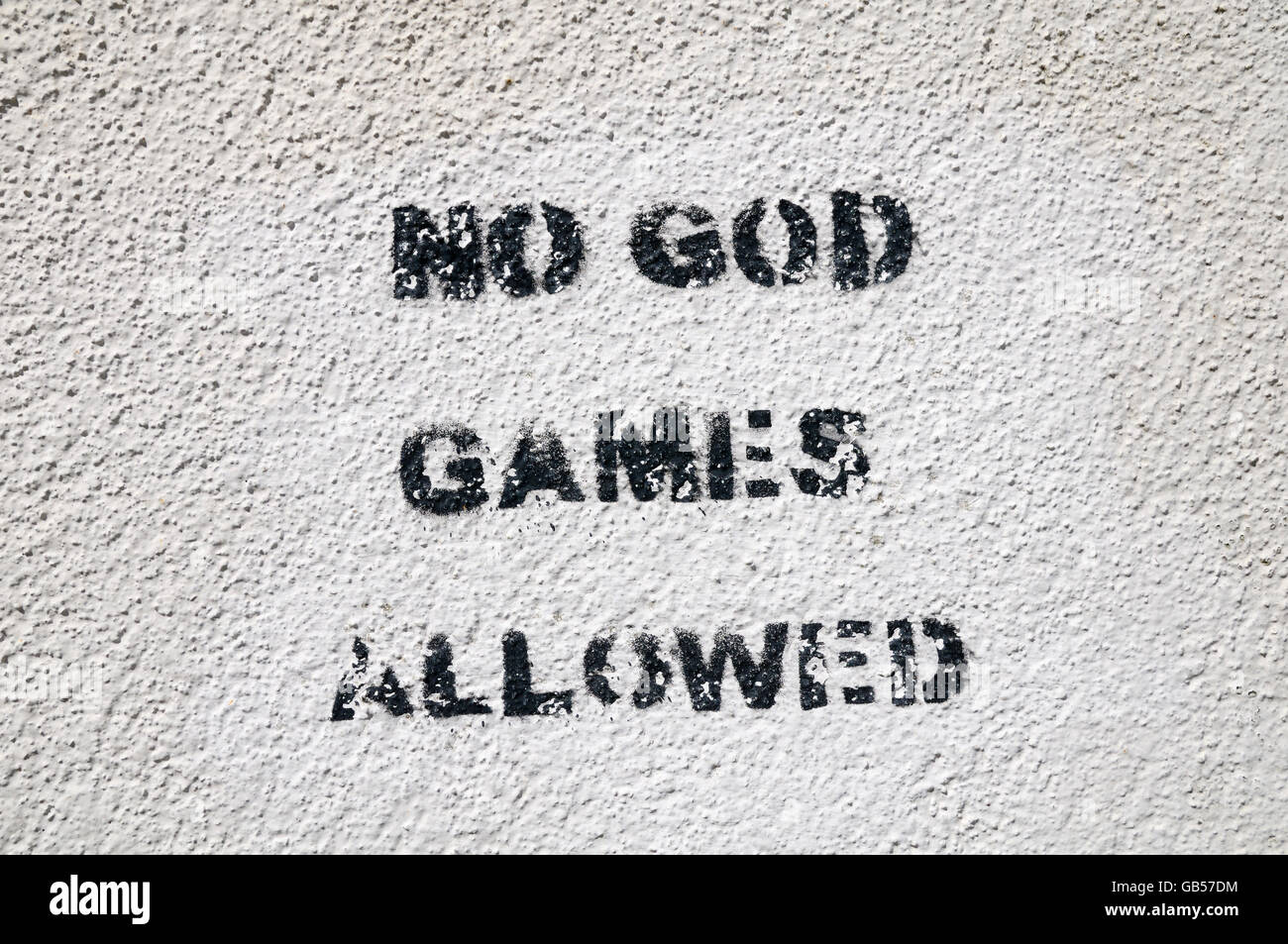 Graffiti au pochoir sur un mur non autorisé' JEUX DE DIEU Banque D'Images