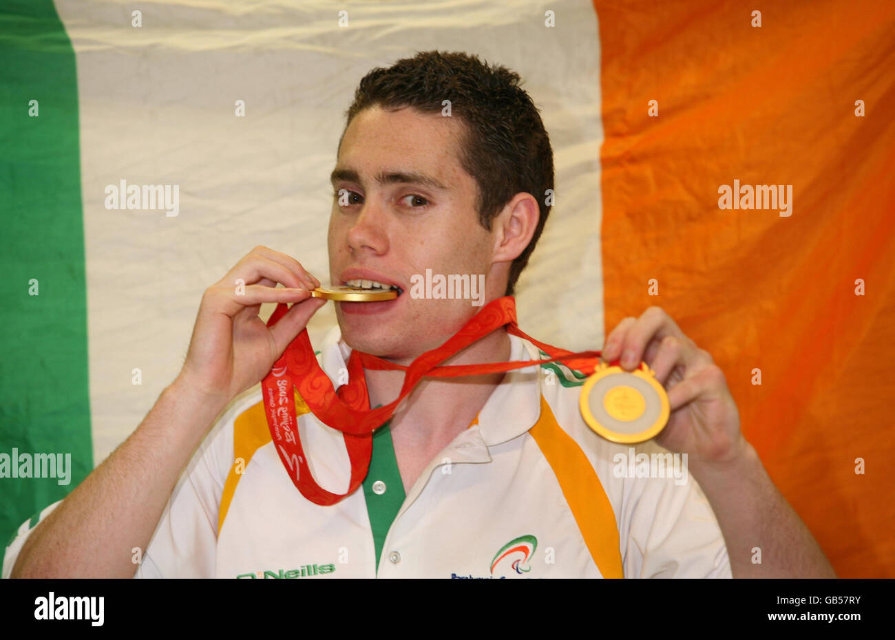 Le sprinter Jason Smyth, 21 ans, de Derry, membre de l'équipe paralympique irlandaise qui a remporté deux des trois golds irlandais lors des sprints de 200 et 100 mètres, montre ses médailles ce soir alors que l'équipe a touché le sol de la maison en train d'accrocher un lot de médailles. Banque D'Images