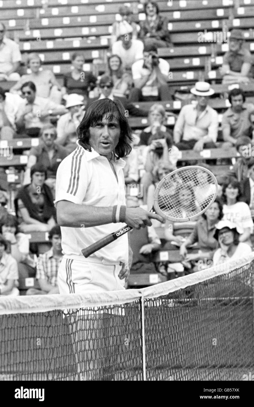 Tennis - Tournoi Rawlings - Queen's Club.Ilie Nastase demande à l'arbitre s'il a vu le dernier point Banque D'Images