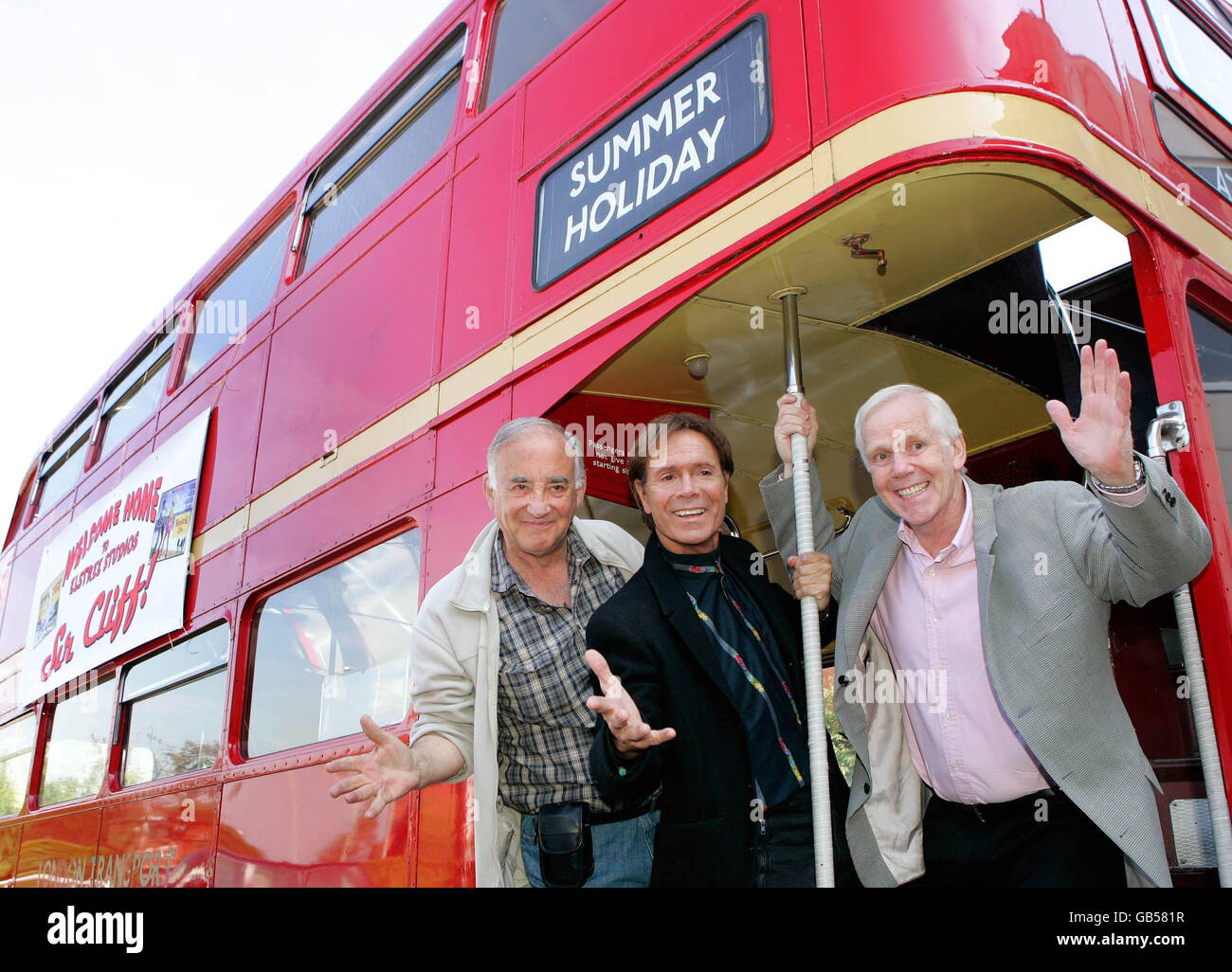 Sir Cliff Richard (au centre) avec les acteurs Teddy Green (à gauche) et Jeremy Bulloch (à droite) lors du dévoilement d'une plaque commémorative en l'honneur de Sir Cliff Richard aux studios Elstree. Banque D'Images