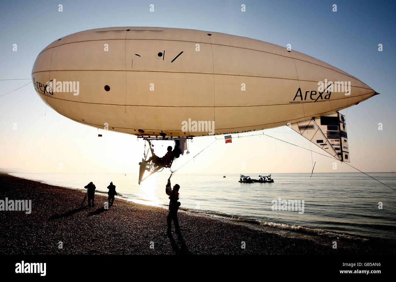 Stephane Rousson pédette sa blampe gonflée loin de la plage d'Hythe dans le Kent, dans une tentative d'être la première personne à traverser la Manche avec un vaisseau aérien à puissance musculaire. Banque D'Images