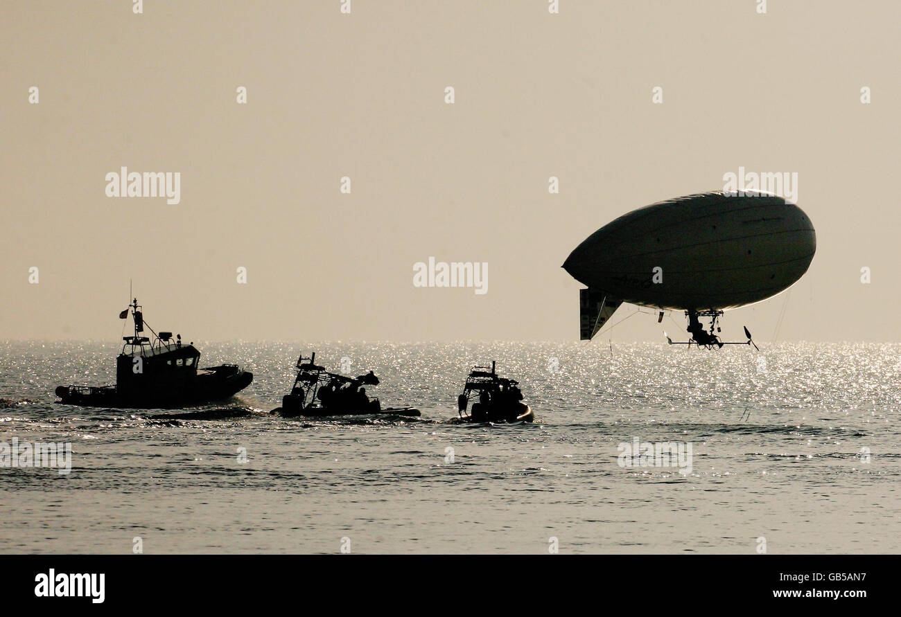 Stephane Rousson pédette sa blampe gonflée loin de la plage d'Hythe dans le Kent, dans une tentative d'être la première personne à traverser la Manche avec un vaisseau aérien à puissance musculaire. Banque D'Images