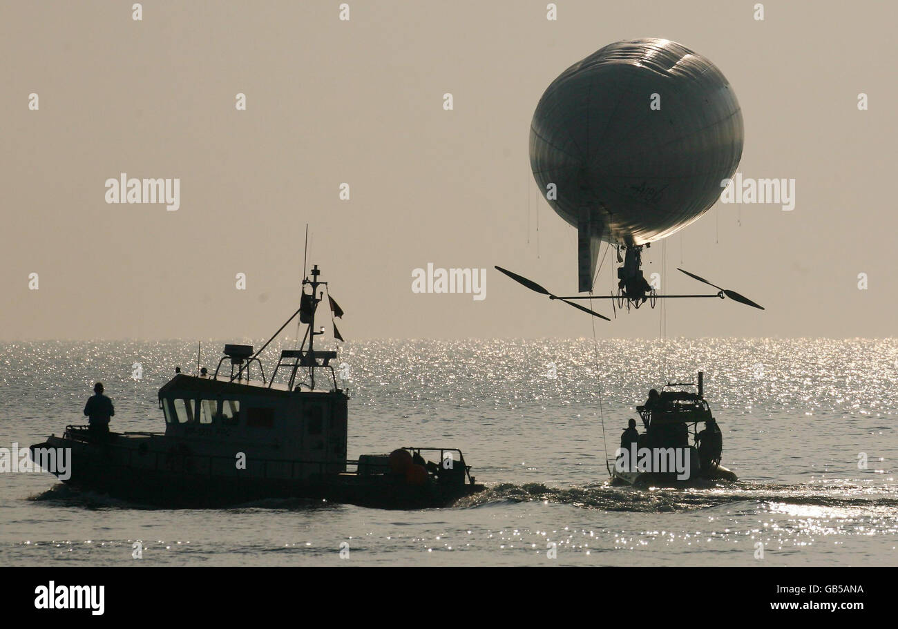 Stephane Rousson pédette sa blampe gonflée loin de la plage d'Hythe dans le Kent, dans une tentative d'être la première personne à traverser la Manche avec un vaisseau aérien à puissance musculaire. Banque D'Images