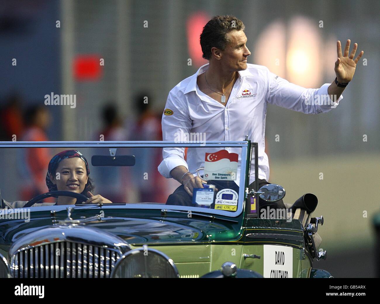 Courses automobiles - Formule un Singtel Grand Prix de Singapour - course - Marina Bay circuit Park.David Coulthard, de Red Bull Racing, est perlé dans une voiture d'époque avant la course de la nuit à Singapour Banque D'Images