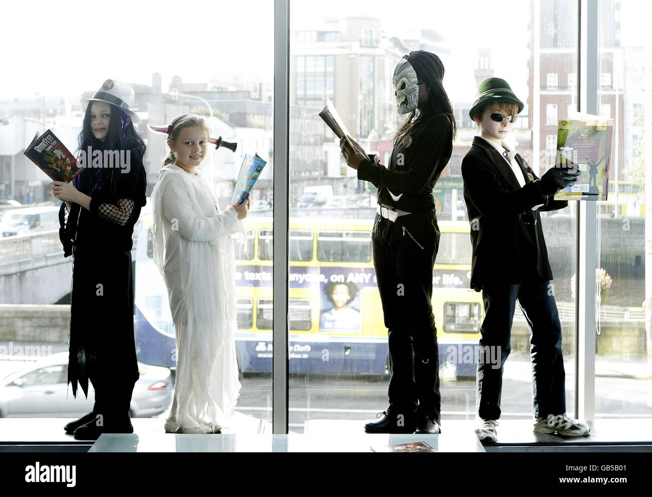 (De gauche à droite) Emma Reid, Lauren Moore, Tracey Nsiete et Samuel McCann de l'école Griffen Valley Educate Together lors du lancement de la foire du livre pour enfants 2008 à Liberty Hall à Dublin. Banque D'Images