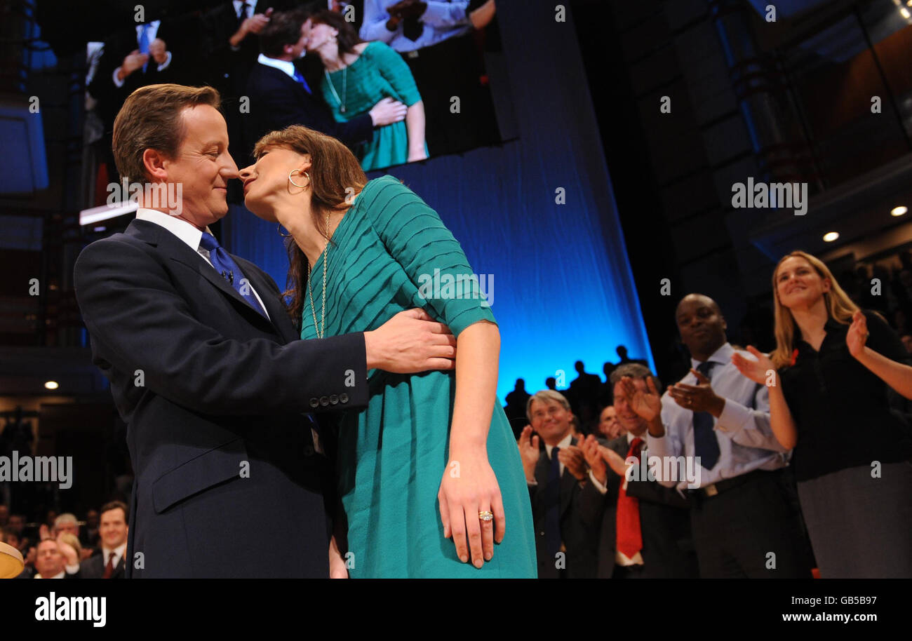 Le chef du Parti conservateur David Cameron et son épouse Samantha après avoir prononcé son discours d'ouverture à la conférence du Parti conservateur à Birmingham. Banque D'Images