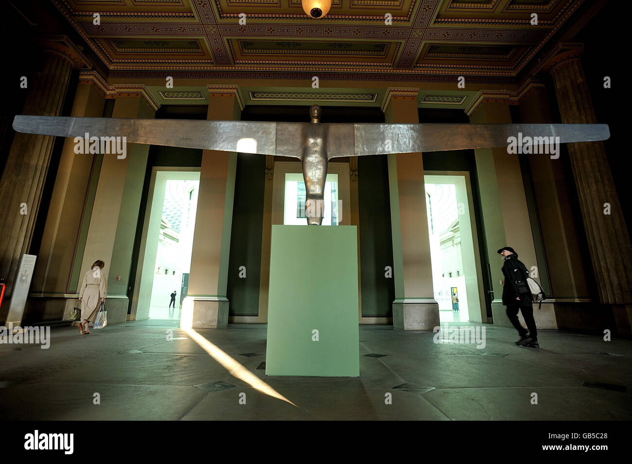 Le « case for an Angel I » d'Antony Gormley, précurseur de sa célèbre sculpture publique, « Angel of the North », dans le Front Hall du British Museum de Londres, qui fait partie d'une nouvelle exposition appelée « Tattuephila ». Banque D'Images