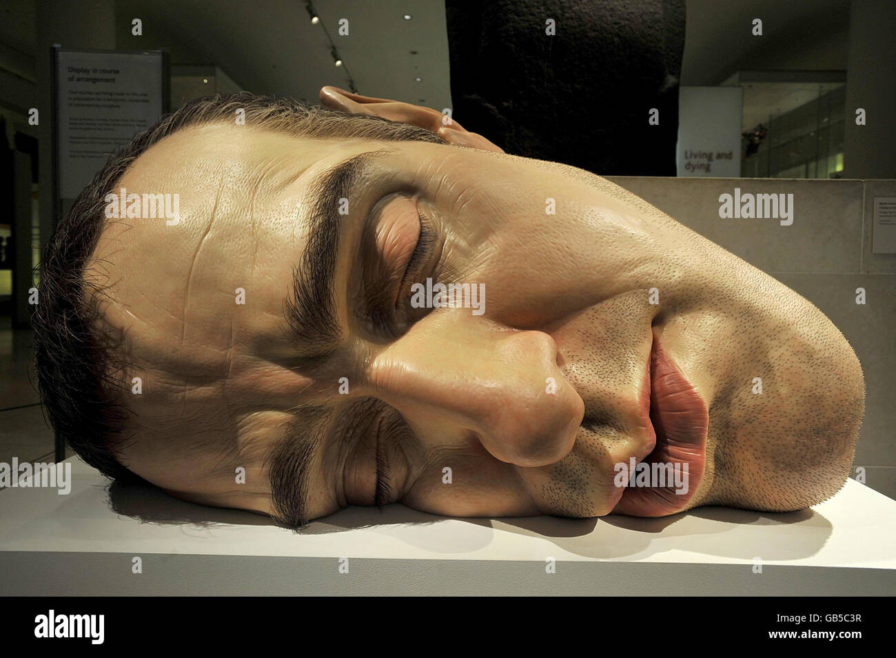 Mask Ii De Ron Mueck Portrait De Soi Endormi Au British Museum De Londres Qui Fait Partie D Une Nouvelle Exposition Appelee Tattuephila Photo Stock Alamy