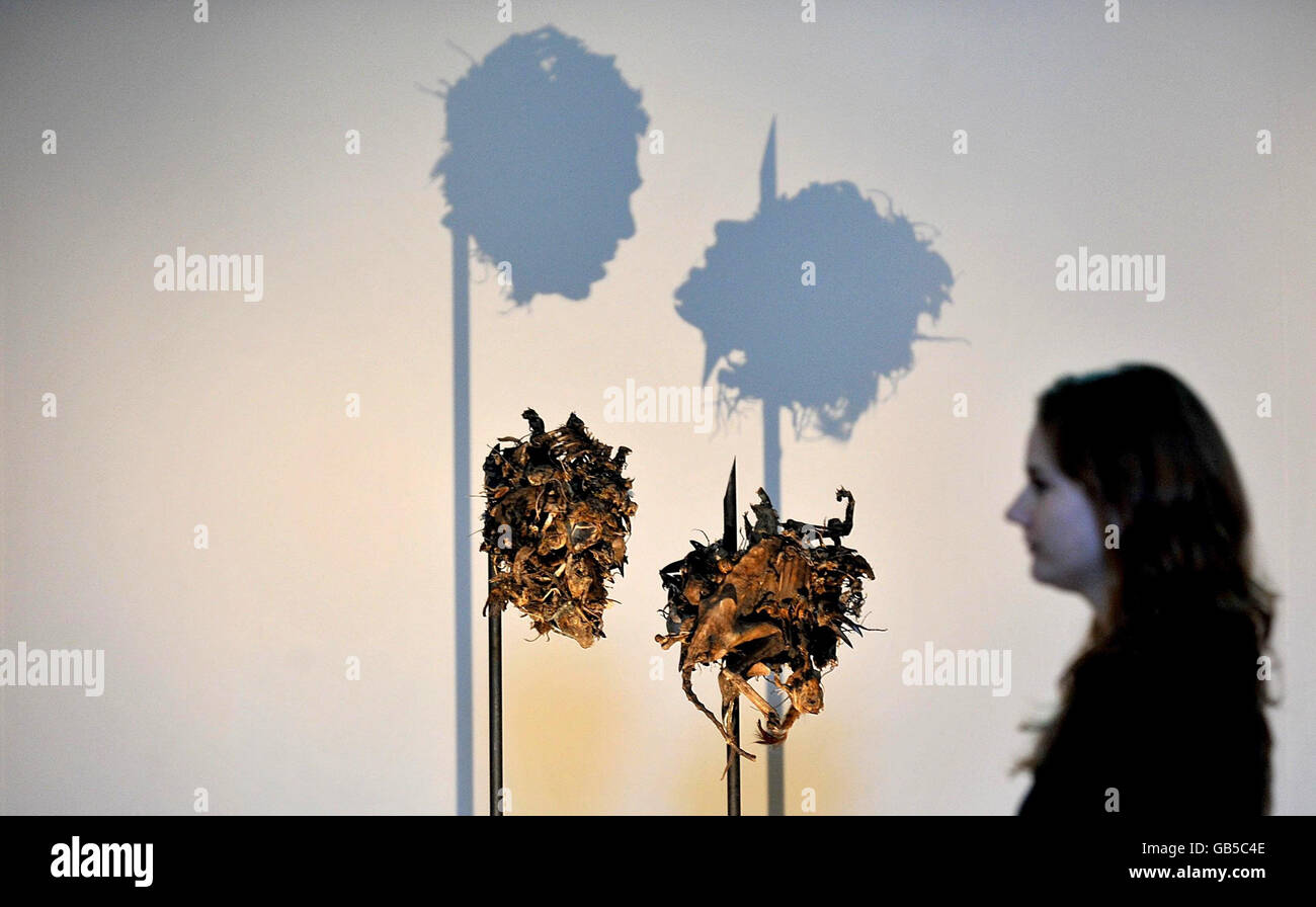 Un visiteur passe devant « Dark Matter » par Tim Noble et Sue Webster au British Museum de Londres, qui fait partie d'une nouvelle exposition appelée « Tattuephila ». Banque D'Images