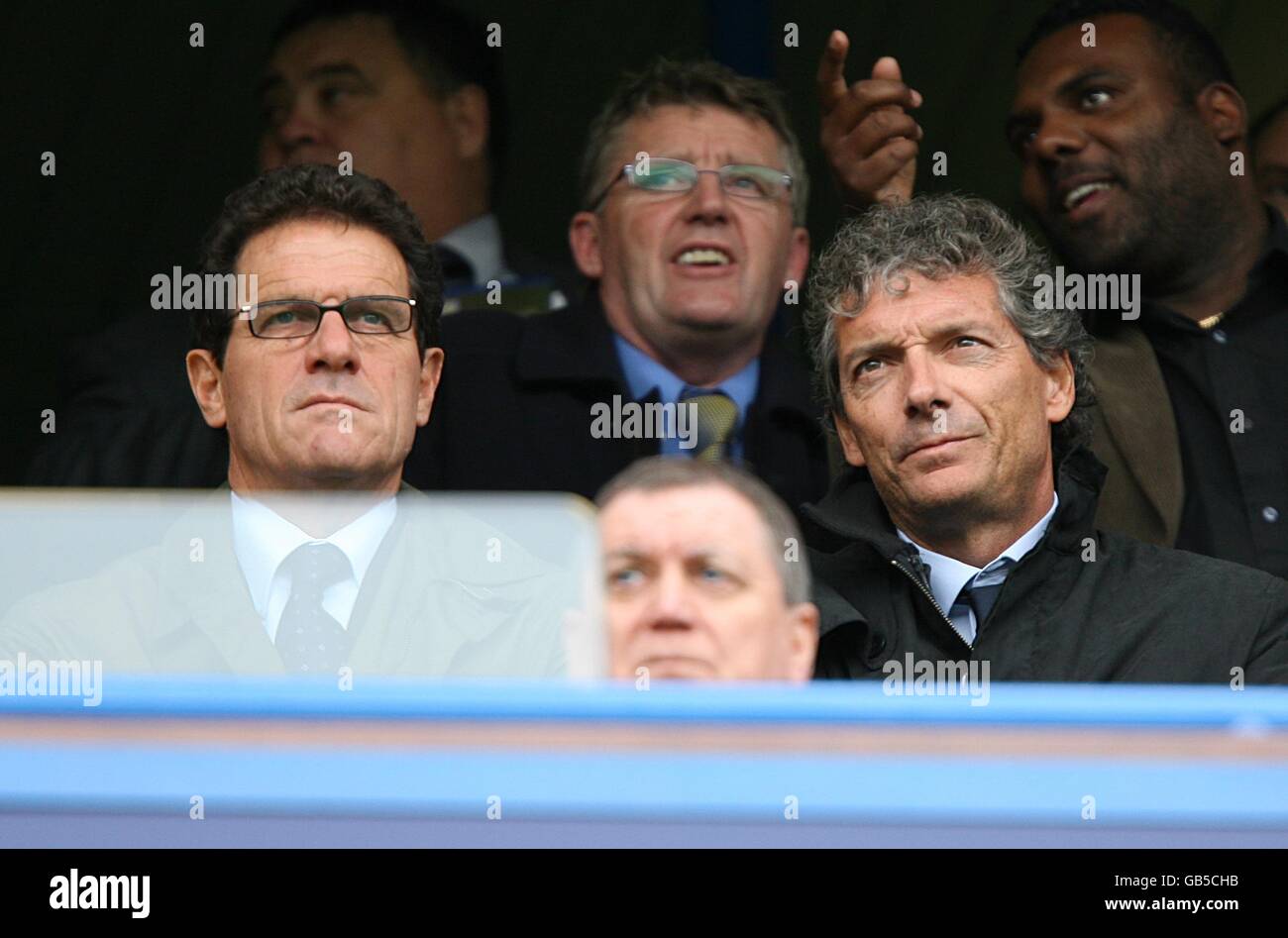 Football - Barclays Premier League - Chelsea / Aston Villa - Stamford Bridge.Le Manager d'Angleterre Fabio Capello dans les stands avec l'entraîneur de fitness d'Angleterre Massimo Neri (r) Banque D'Images