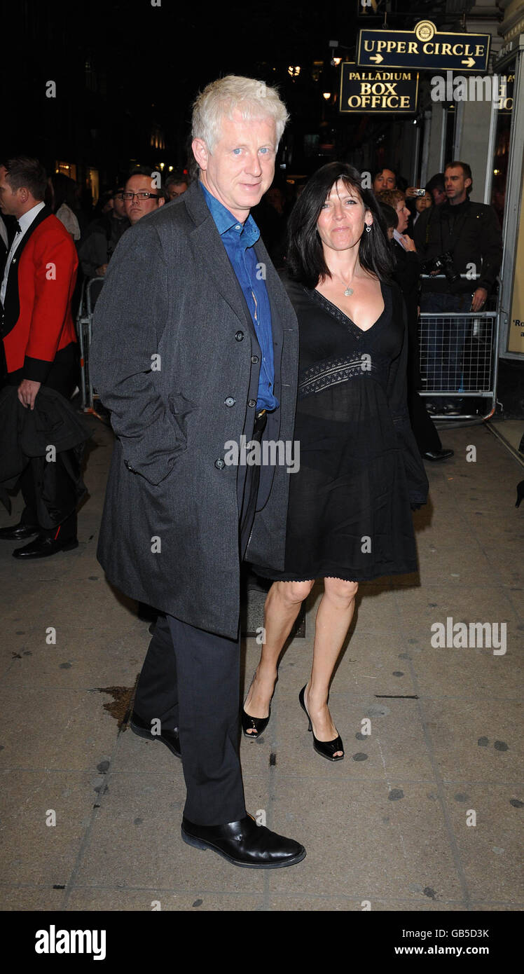 Richard Curtis (à gauche) et Emma Freud arrivent à l'histoire de James Bond : un hommage à Ian Fleming au Palladium Theatre, Londres. Banque D'Images