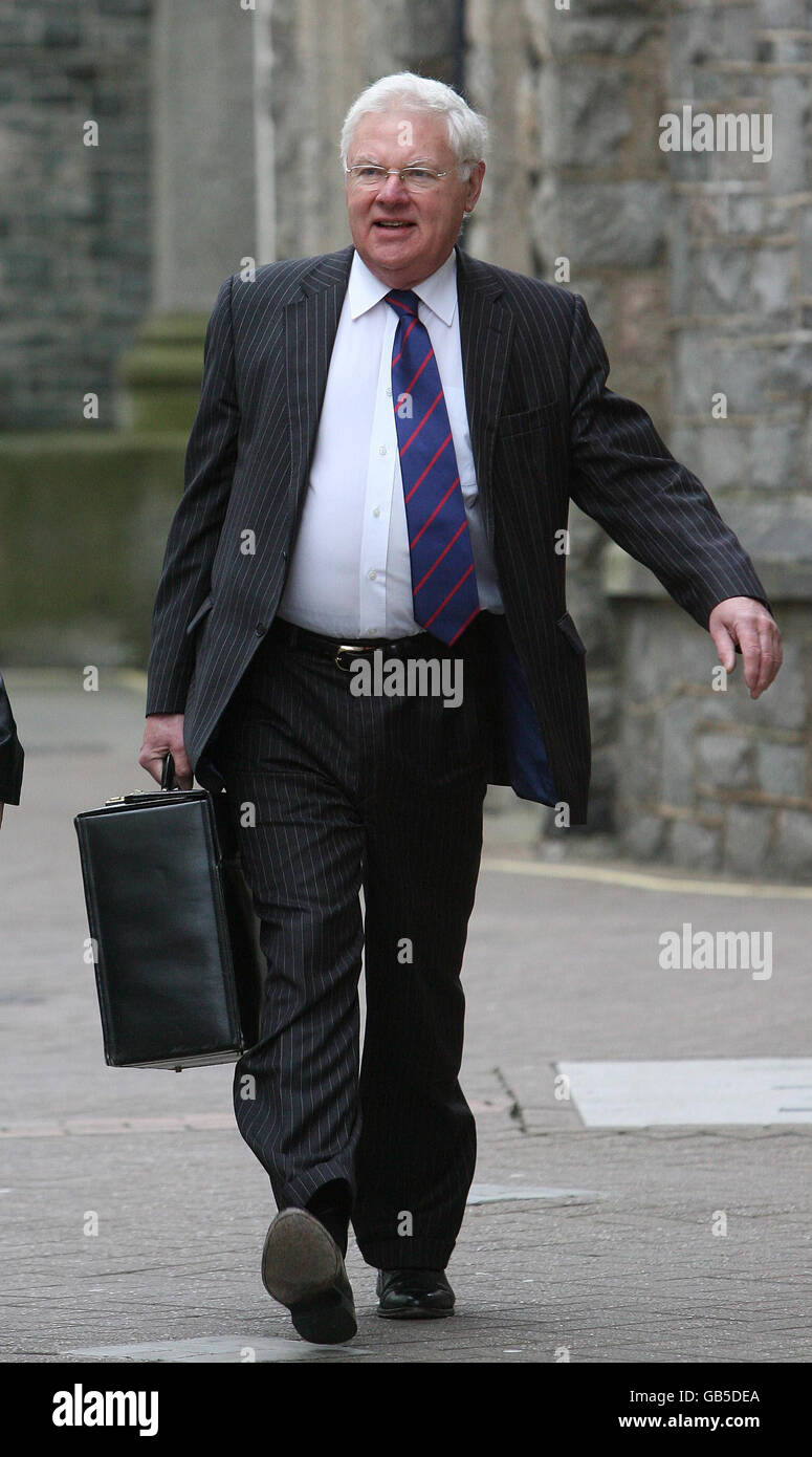 Le coroner Dewi Pritchard Jones arrive à l'enquête de Michael Todd, l'ancien chef de police du Grand Manchester. Banque D'Images