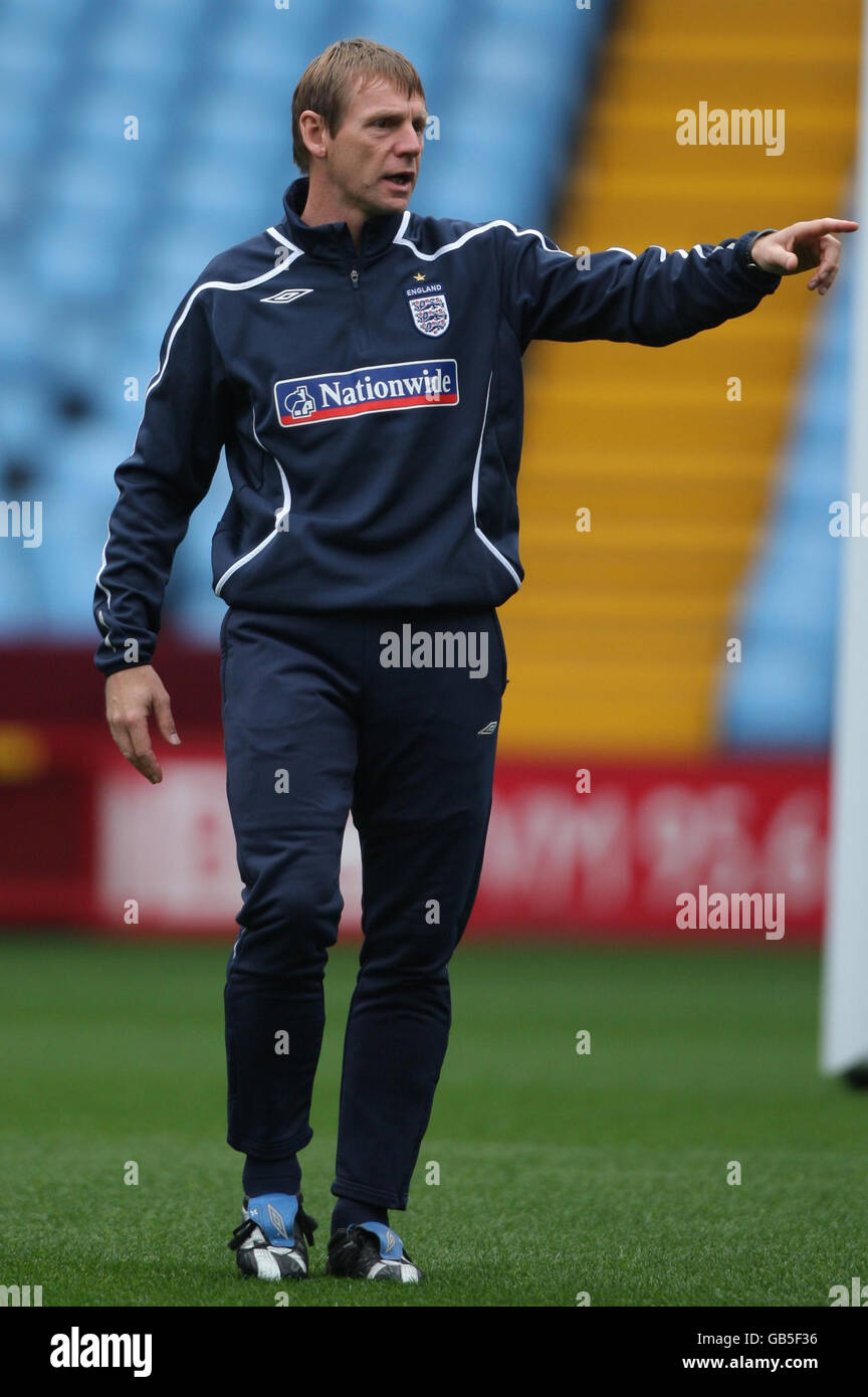 Football - UEFA moins de 21 Championnat 2009 - Play-off - second Leg - Angleterre / pays de Galles - Angleterre entraînement - Villa Park.Stuart Pearce, directeur d'England U21, donne des cours à ses joueurs lors d'une séance d'entraînement à Villa Park, Birmingham. Banque D'Images