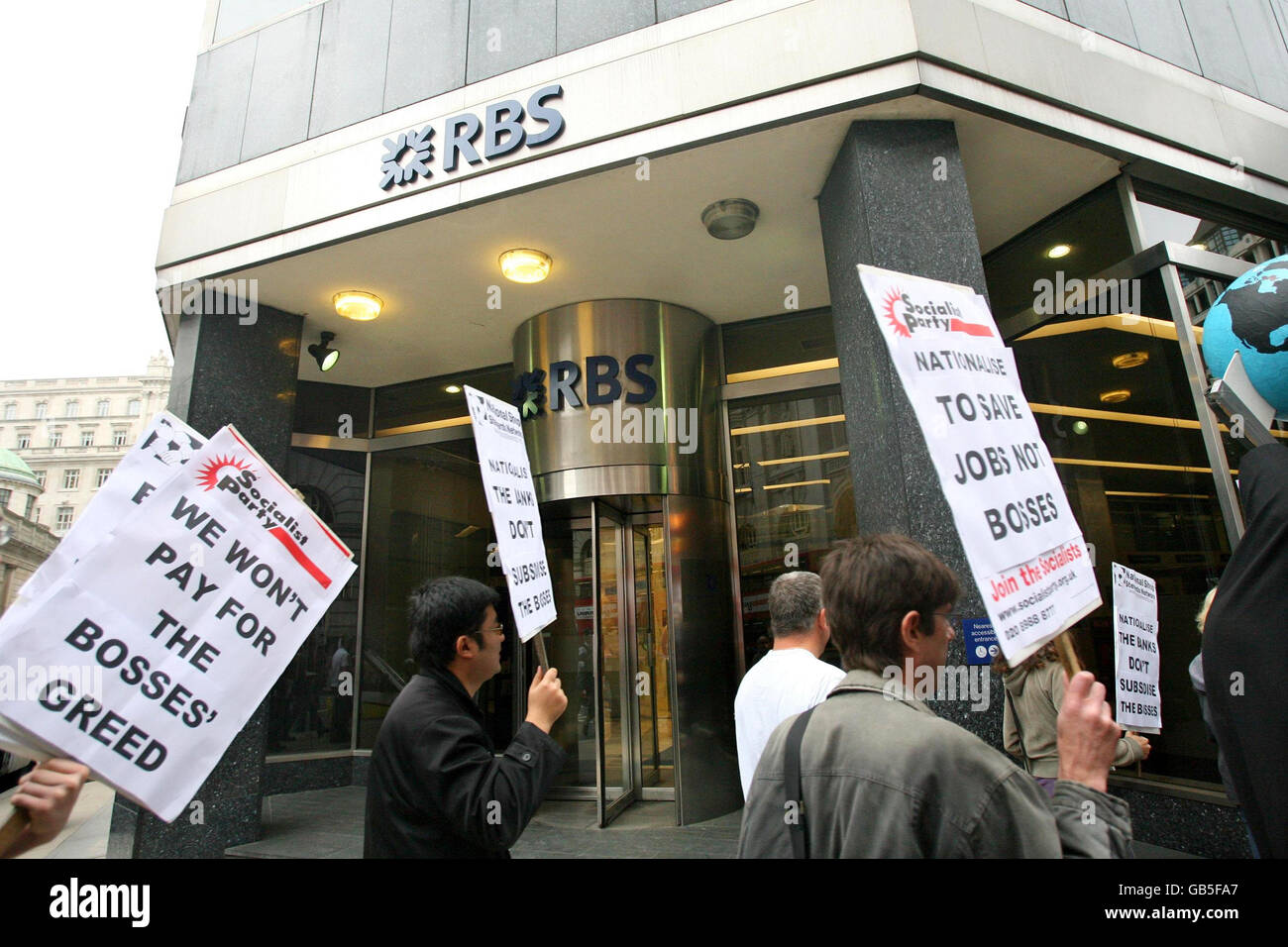 Les manifestants, mécontents du gouvernement qui renfloue les banques avec de l'argent des contribuables, prennent part à une manifestation devant un bâtiment de la Royal Bank of Scotland à Londres. Banque D'Images