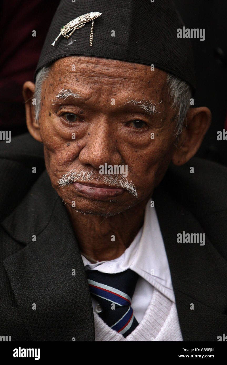 Gurkha VC Lachhiman Gurung à l'extérieur de la Maison Portcullis, Londres, suite à la lecture du projet de loi Gurkha à la Chambre des Lords. Banque D'Images