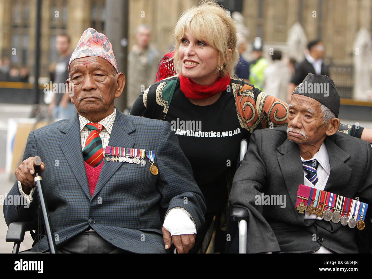 L'actrice Joanna Lumley, Gurkha VCs Bahadur Pun (à gauche) et Lachhiman Gurung à l'extérieur de la Maison Portcullis, Londres, après la lecture du projet de loi Gurkha à la Chambre des Lords. Banque D'Images