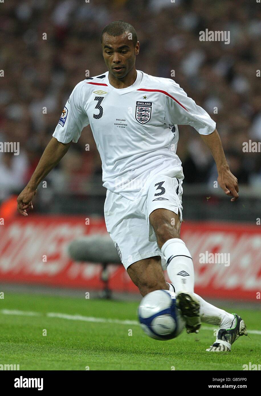 Football - coupe du monde de la FIFA 2010 - partie qualifiante - Groupe six - Angleterre / Kazakhstan - Stade Wembley. Ashley Cole, Angleterre Banque D'Images