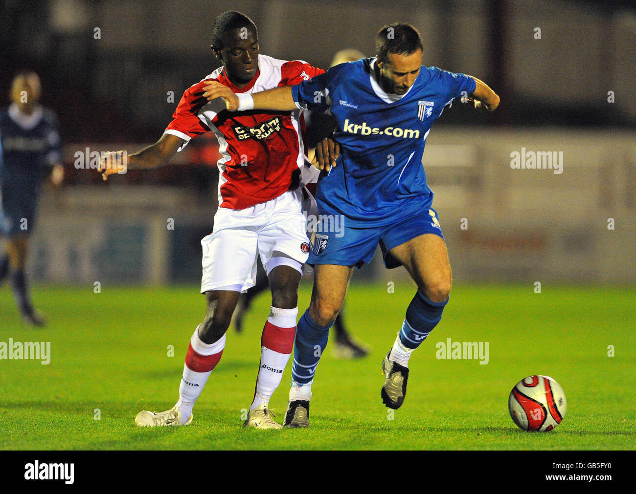 Soccer - Barclays Reserve League South - Charlton Athletic v Gillingham - Stonebridge Road.Rashid Yussuf (à gauche) de Charlton Athletic et Adam Miller de Gillingham se battent pour le ballon Banque D'Images