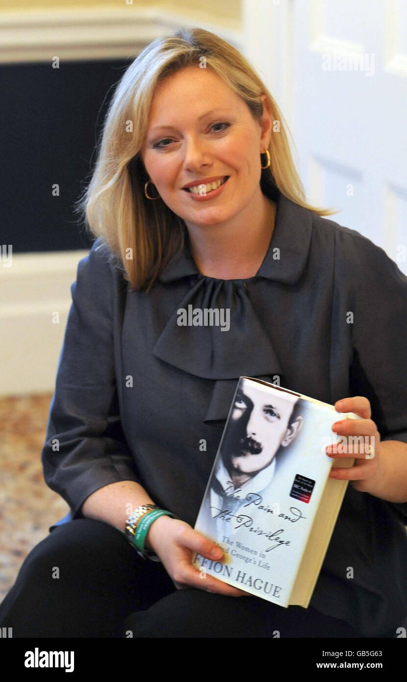 Ffion Hague avec son livre avant de parler au Times Cheltenham Festivals Littérature 2008. Banque D'Images