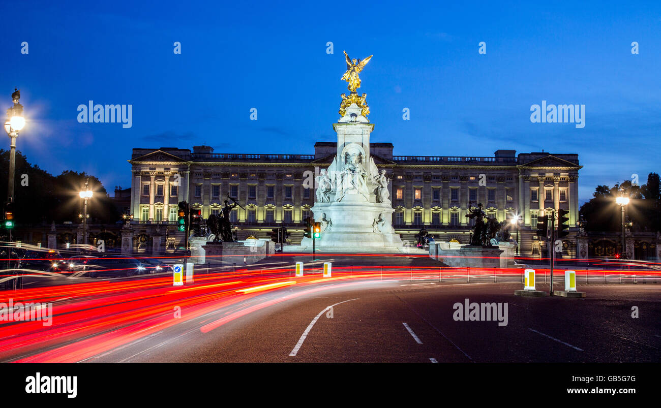 Victoria Monument et le palais de Buckingham à Londres nuit UK Banque D'Images