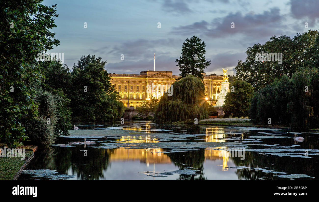 Le palais de Buckingham dans la nuit avec un étang à St James Park London UK Banque D'Images