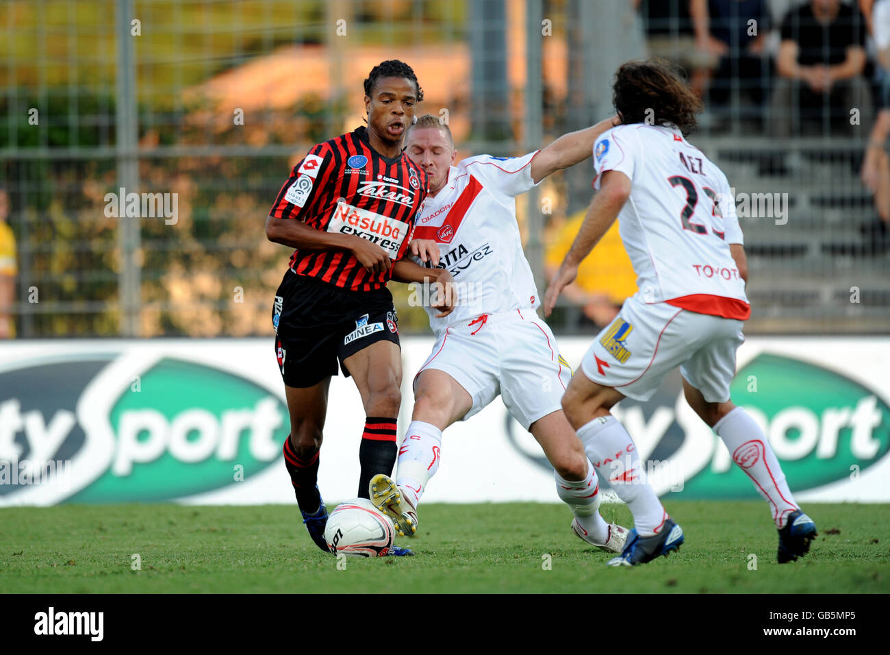 Loïc Remy de Nice (à gauche) et Rudy Mater de Valenciennes se battent pour la balle Banque D'Images