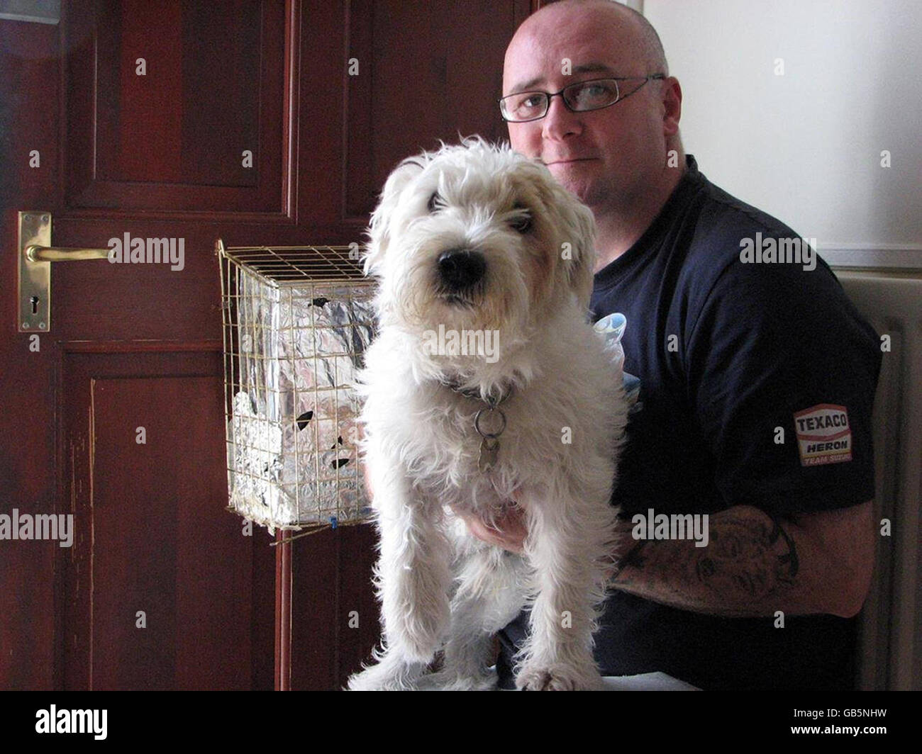 Le propriétaire d'animaux de compagnie Mark Monroe, 44 ans, avec son Jack Russell de 12 ans chez lui à Lemington, Newcastle upon Tyne. M. Monroe est poursuivi en 15,000 par Brian Hunter, qui affirme que le chien a été légèrement sorti de son petit doigt lorsqu'il a livré un dépliant chez lui en novembre 2006. Banque D'Images