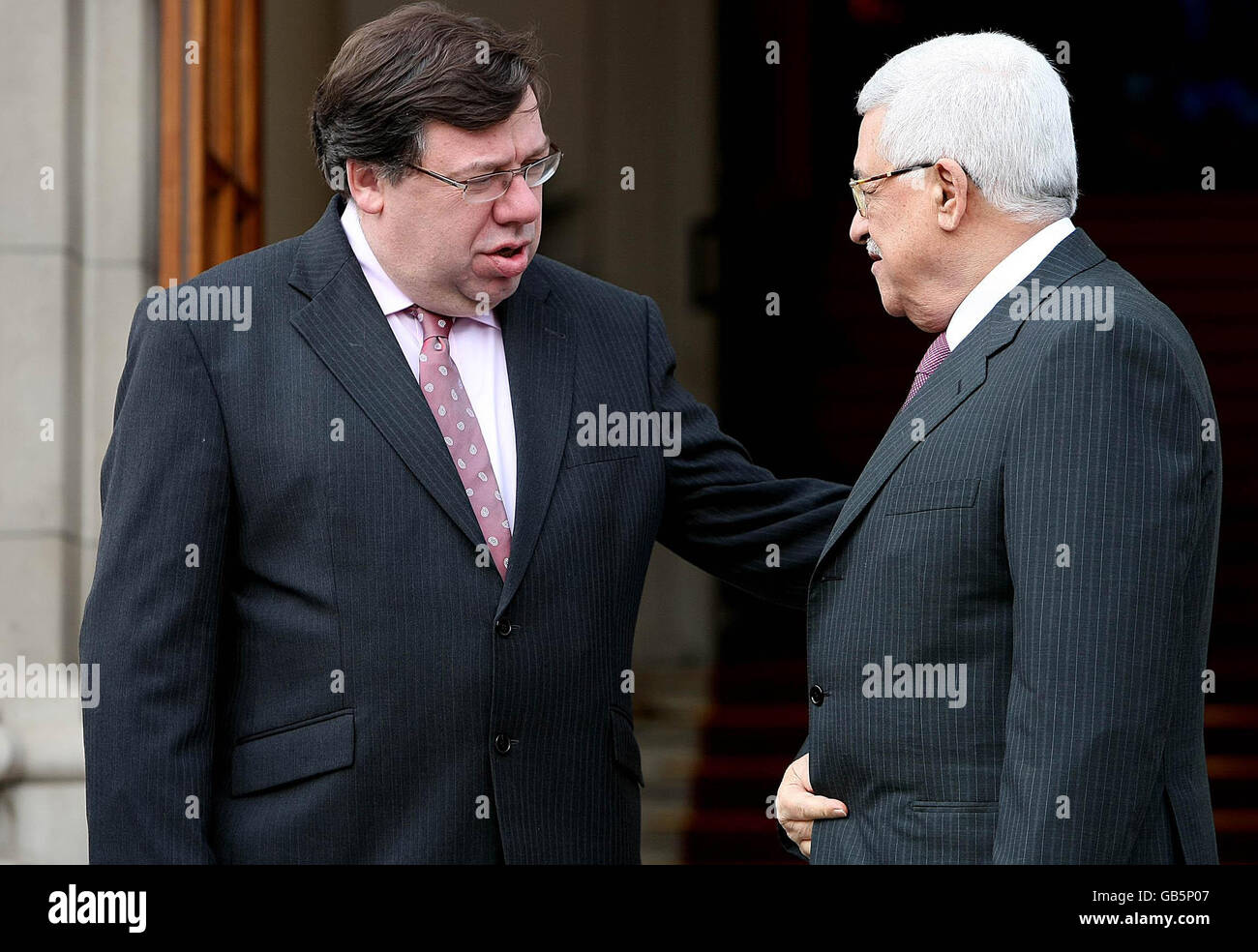 Le président de l'Autorité palestinienne Mahmoud Abbas (à droite), qui a fait une brève escale en route vers l'Assemblée générale des Nations Unies à New York, rencontre Taoiseach Brian Cowen TD aux bâtiments gouvernementaux de Dublin. Banque D'Images