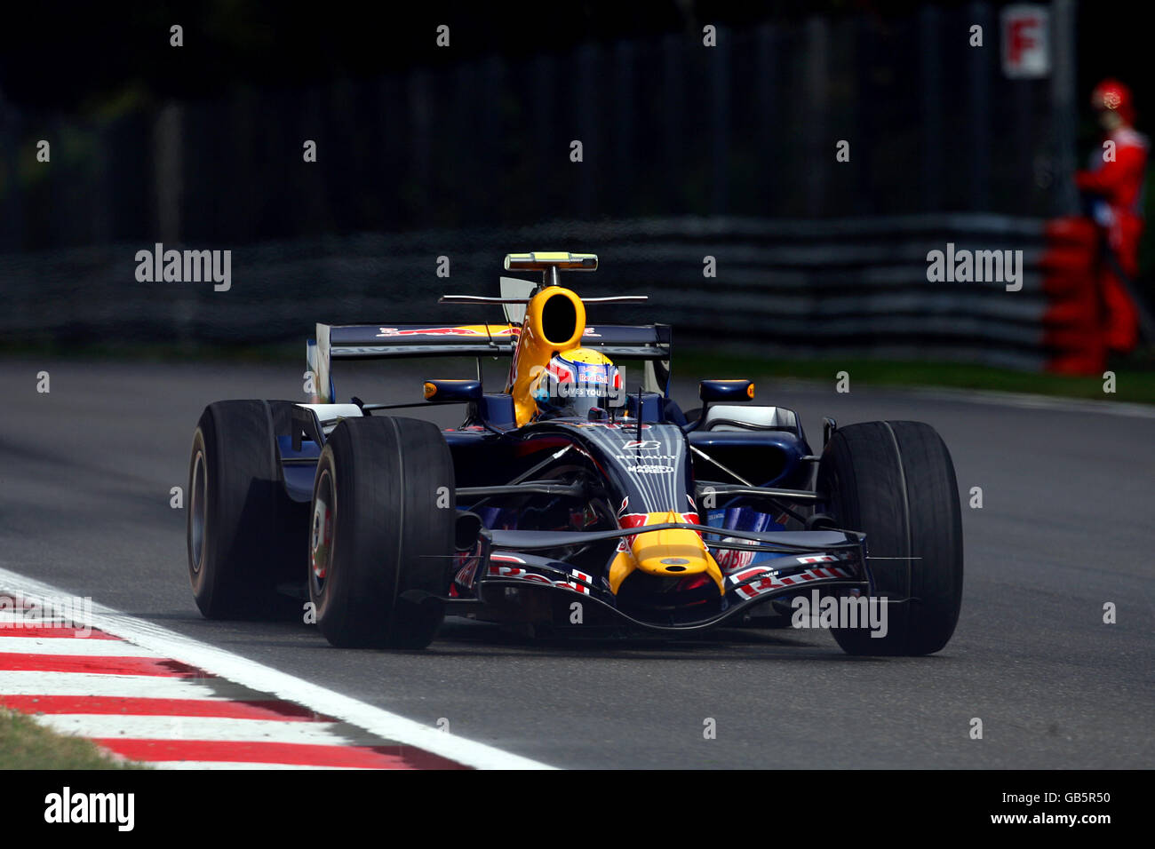 Mark Webber de Red Bull Racing lors de la deuxième séance d'entraînement à Monza, en Italie. Banque D'Images