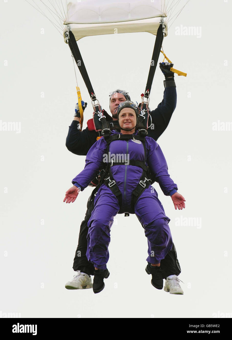 Teresa Ellis de Londres en train de faire un saut en parachute à la RAF Weston on the Green, l'une des plusieurs femmes de plus de 50 ans du Royaume-Uni participant à un saut en parachute massif. Banque D'Images