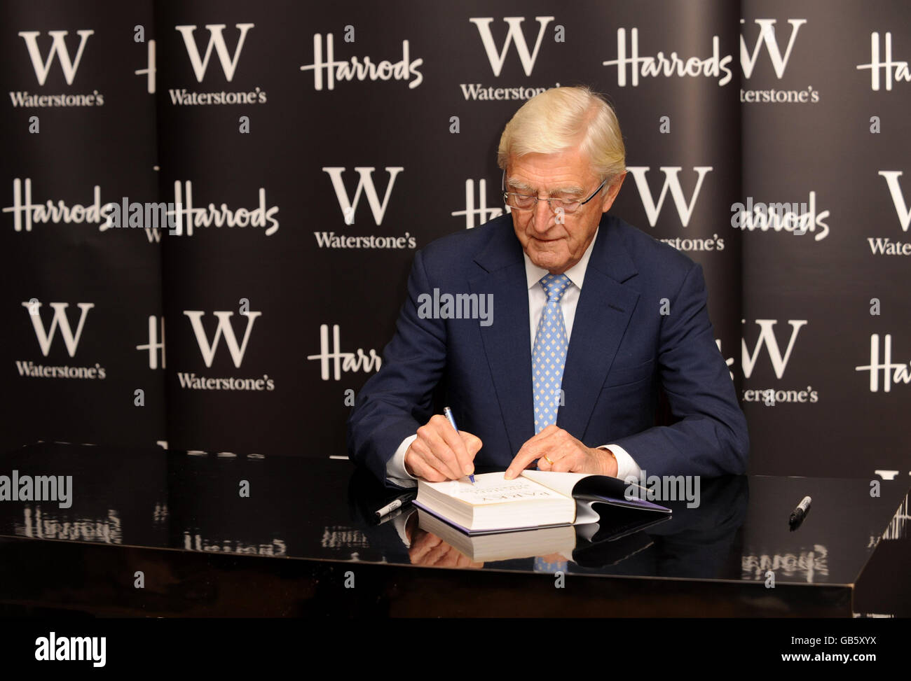 Sir Michael Parkinson signe des copies de son autobiographie, 'Parky', à Waterstones dans Harrods, au sud-ouest de Londres. Banque D'Images