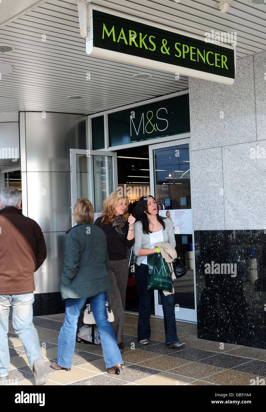 M&S réduit ses dépenses. Les clients quittent un magasin Marks & Spicers à York. Banque D'Images