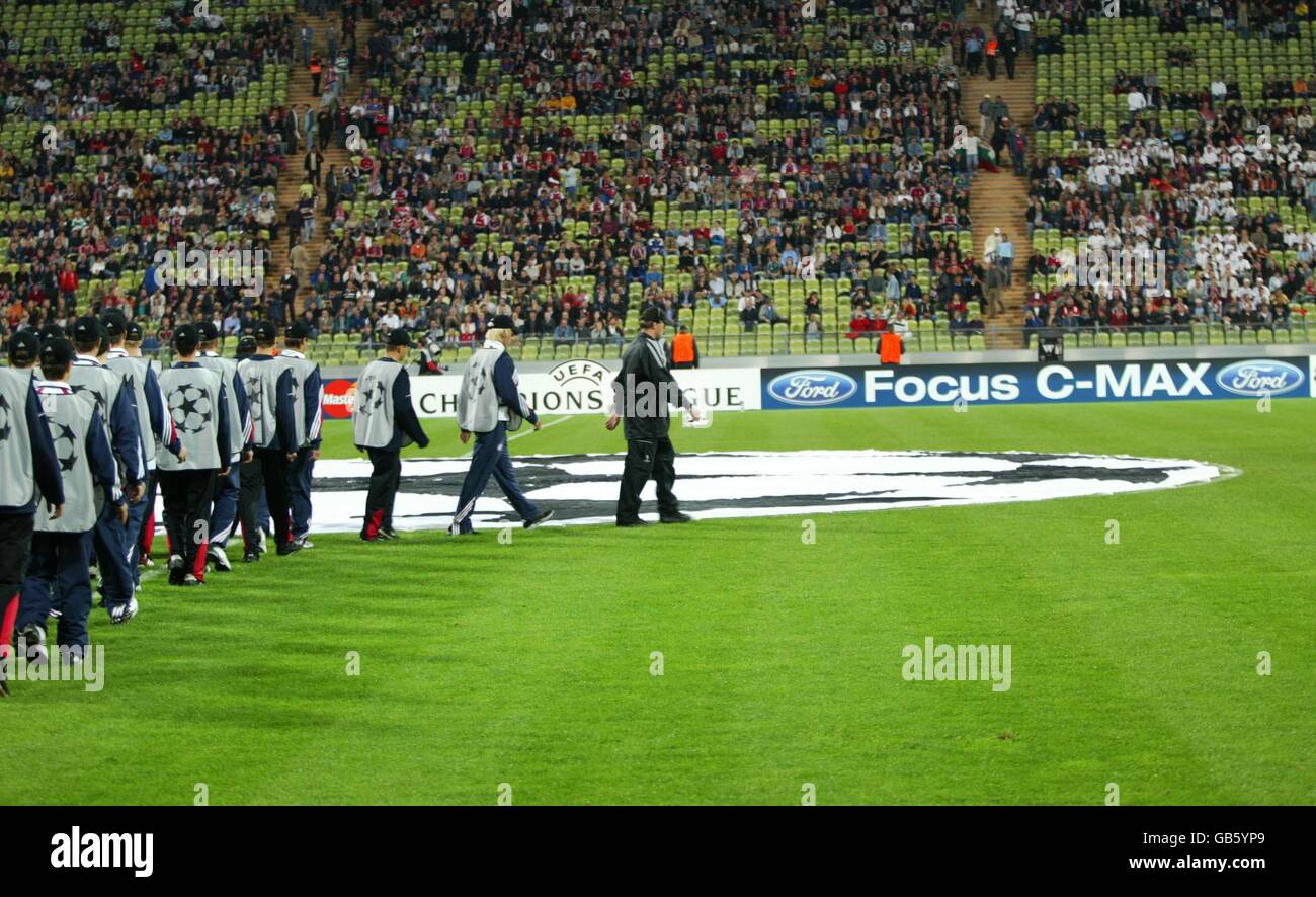 Football - Ligue des champions de l'UEFA - Groupe A - Bayern Munich / Celtic.Les ball Boys se rendent autour du drapeau central géant Banque D'Images