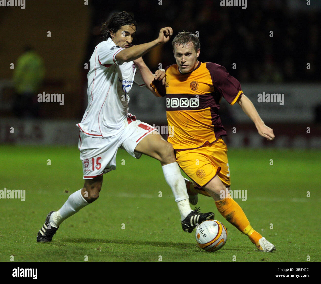 Steven Hammell de Motherwell (à droite) en action avec Youssouf Hadji de Nancy-Lorraine lors du premier tour de la coupe UEFA, deuxième match de la coupe au Fir Park Stadium, Motherwell. Banque D'Images