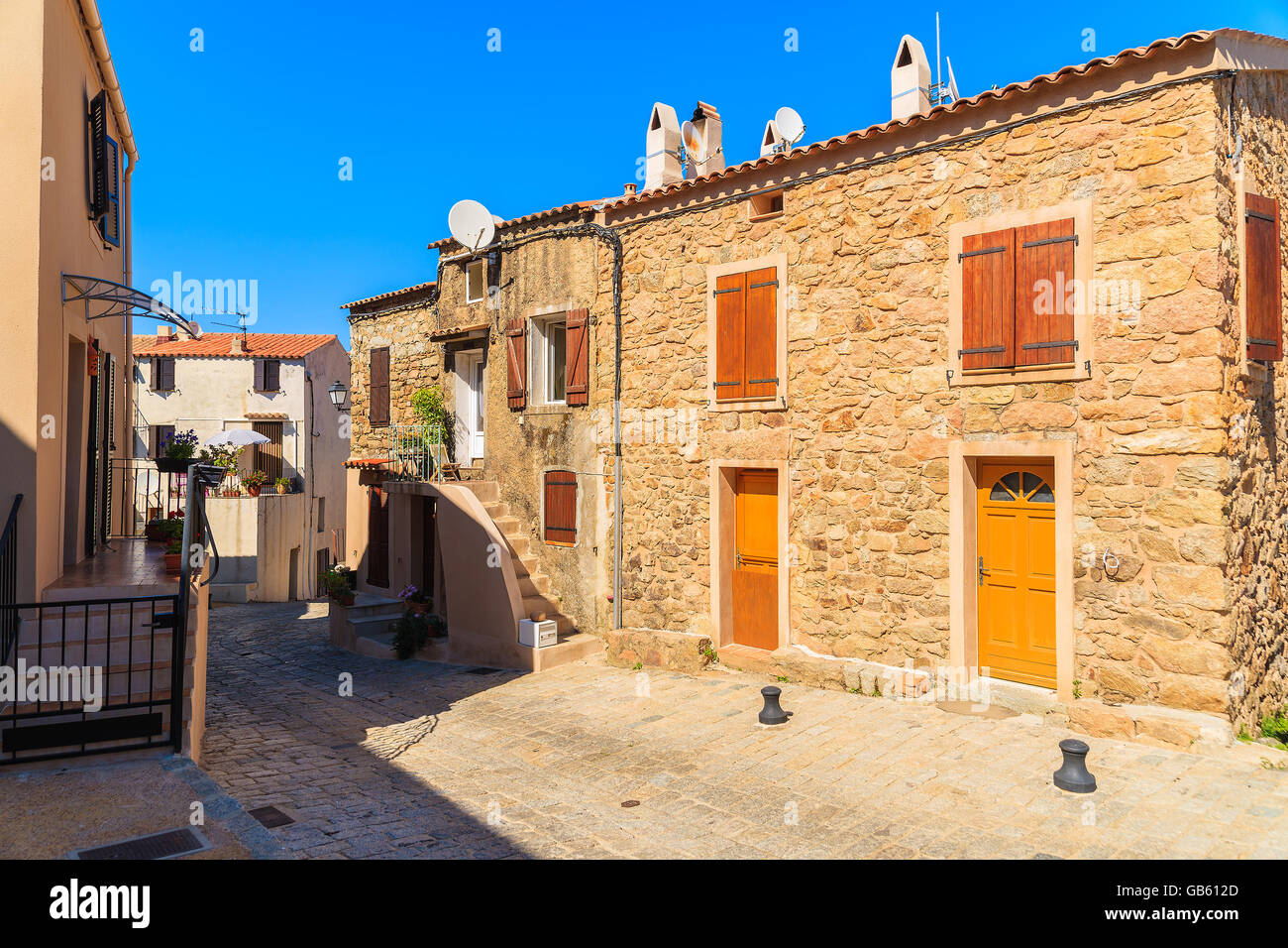 Rue avec maisons typiquement français dans le village de Piana, Corse, France Banque D'Images