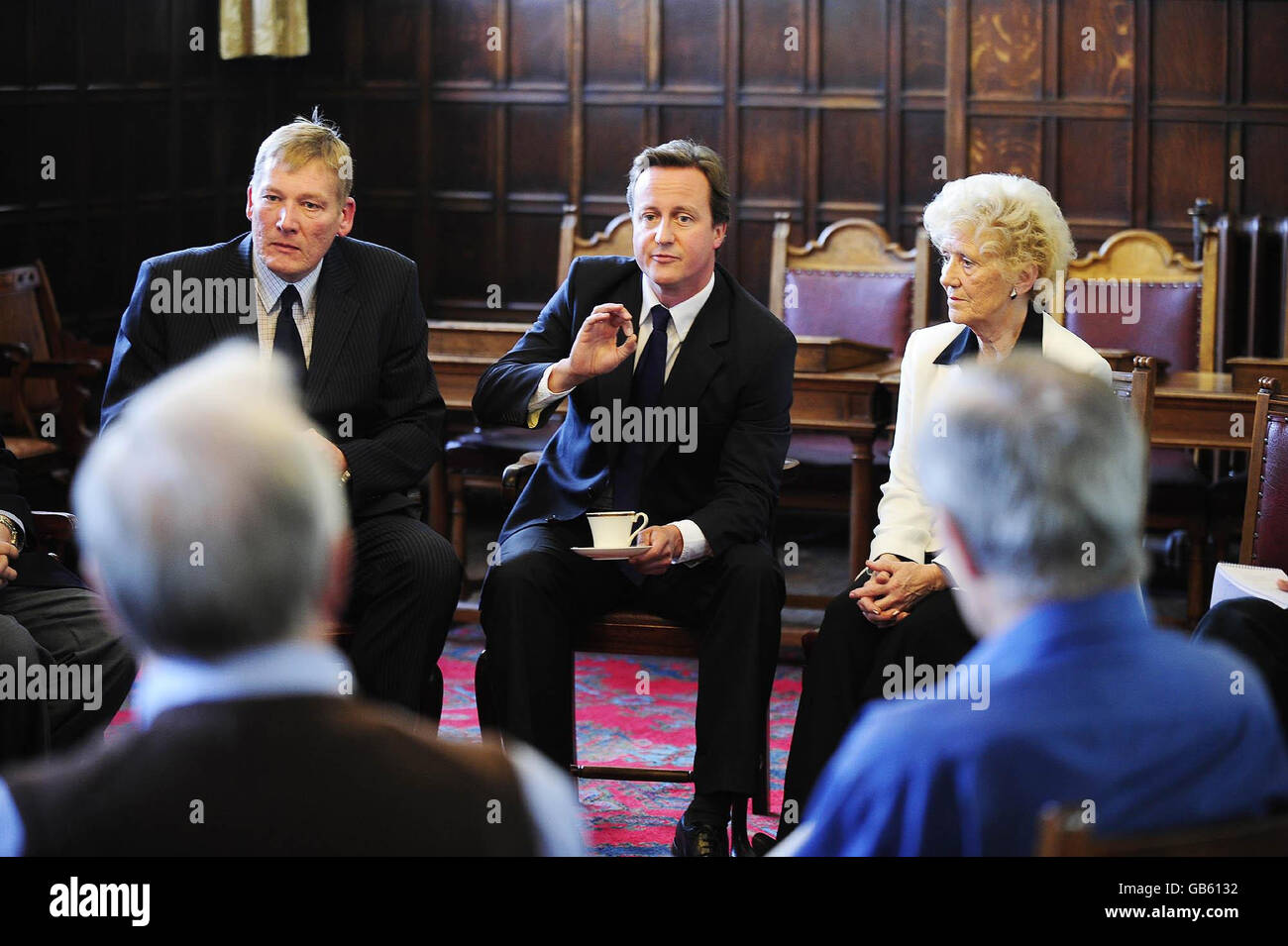 Le chef du Parti conservateur David Cameron (au centre) rencontre aujourd'hui les anciens actionnaires d'équitable vie à Ilkley. Banque D'Images