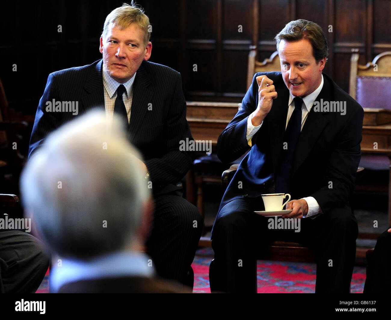 Le chef du Parti conservateur David Cameron (à droite) rencontre aujourd'hui les anciens actionnaires d'équitable vie à Ilkley. Banque D'Images