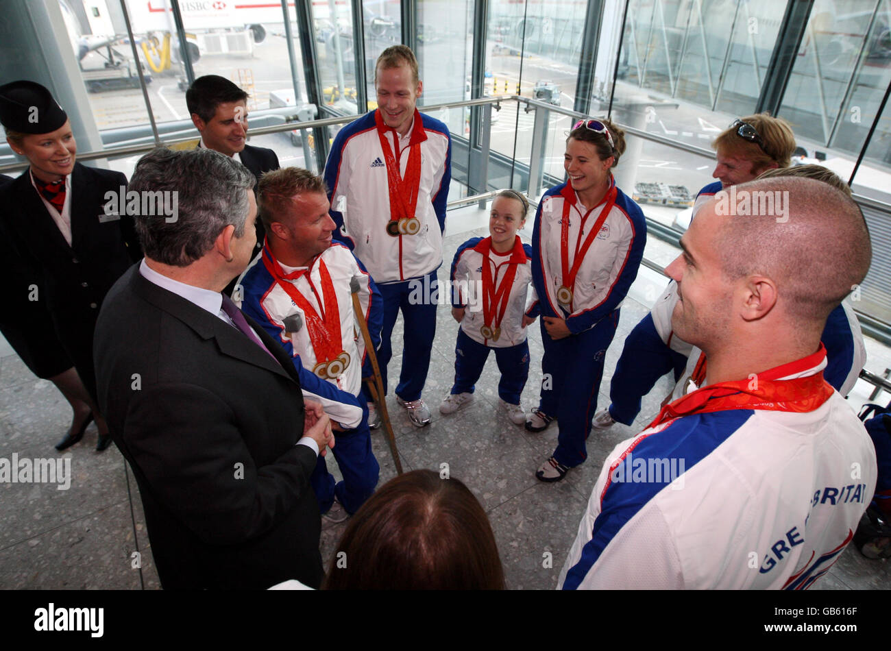 Paralympiques - Team GB Retour à la maison - aéroport de Heathrow.Le Premier ministre Gordon Brown rencontre l'équipe paralympique de Grande-Bretagne à l'aéroport de Heathrow, à Londres. Banque D'Images